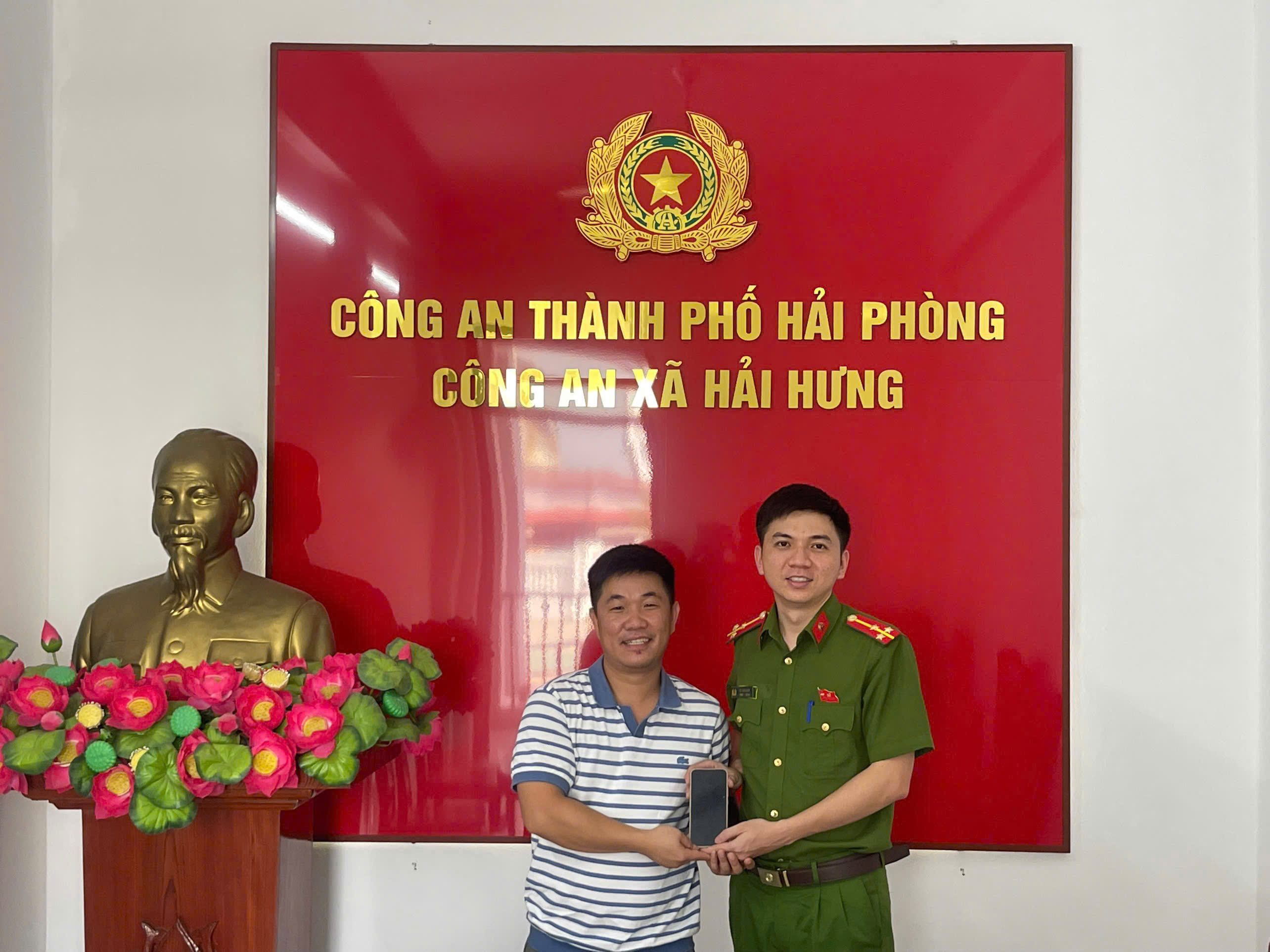 Công an xã Hải Hưng kịp thời xác minh, trao trả 5 triệu đồng cho người chuyển khoản nhầm
